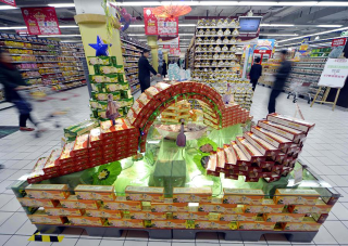 Illustration for article titled Chinese Store Displays Are the Best